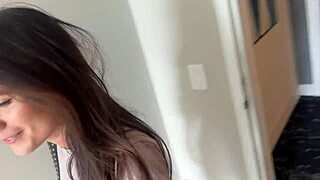 Me cuelo para sexo público con jovencita 18+ Charlette Mae en fantasía hogareña con Scott Stark