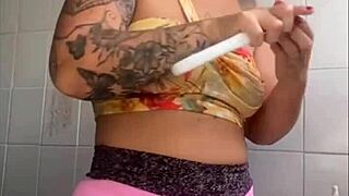 Displaying Swollen Intimate Area During Live Show.