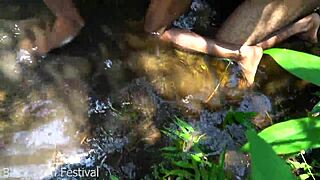 Journalist i Afrika knullar smala ebony stammtjejer doggy