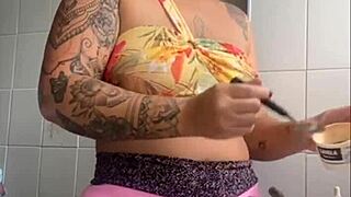 Displaying Swollen Intimate Area During Live Show.