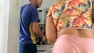 Casada se exibindo com o marido perto