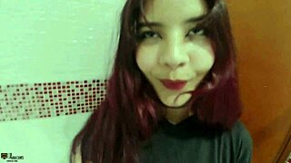 La puta de mi hermanastra me espera semi desnuda para que le reviente el co�o y se lo llene de leche