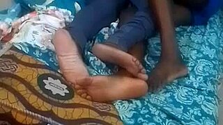 Она зарядила телефон, и мы трахнулись, она сладкая