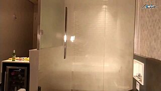 Overvældet af intens sidelæns anal nydelse