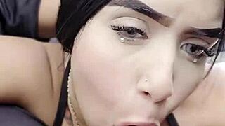 le chupo la polla mientras conduce por la vía pública...