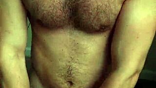 Te enchi com gozo bruto na buceta