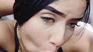 le chupo la polla mientras conduce por la vía pública...