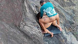 mulher casada e vista dando a buceta e o cu pra dois nas montanhas