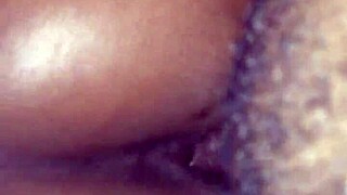 ¿por qué acaricias ese coño tan mojado?