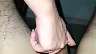 Novinha sedí na velkém čuráku přítele