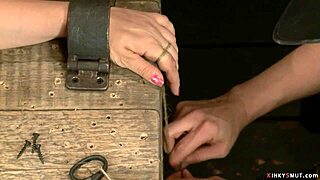 Лездом: рыжая на бондаж-устройстве с игрушками 😈