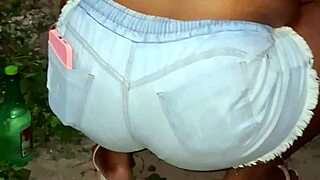 Vizinha da bunda grande limpando o quintal, you wanna see that big ass?