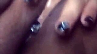 Mi novia masturbandose con sugerente placer