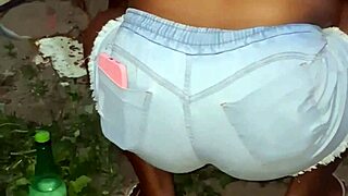 Vizinha da bunda grande limpando o quintal, you wanna see that big ass?