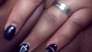 Mi novia masturbandose con sugerente placer