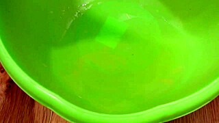 Пизда писает в разных местах и позах, милф мочится в любительской фетиш компиляции