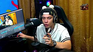 Novinha evaluates pau and strips on podcast