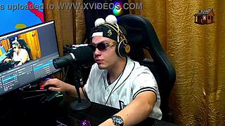 Novinha evaluates pau and strips on podcast