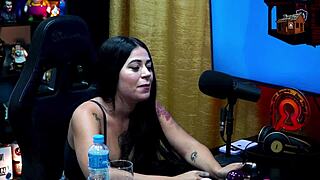 Novinha evaluates pau and strips on podcast