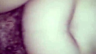 Mies paukuttaa kovaa ahneeseen perseeseen alistuvan latina-horon kotivideolla