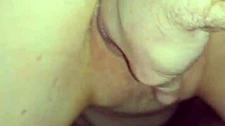Смотри как у этой милф сочная киска растягивается широко фистингом?