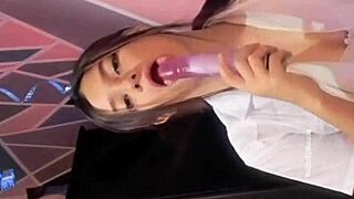 universitaria se roca con su dildo