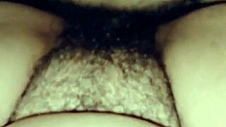 Perra madura se masturba con su consolador