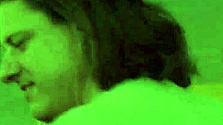 야, 이 꼴리는 블론드 베이브가 큰 단단한 자지 타는 거 봐!