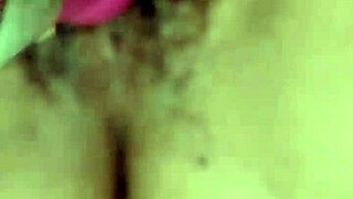 Perra madura se masturba con su consolador