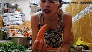 un dos tres mi primer tutorial de cocina se come la zanahoria por arriba y por abajo antes de ser follada en plena grabaci�n de sorpresa delicioso cum