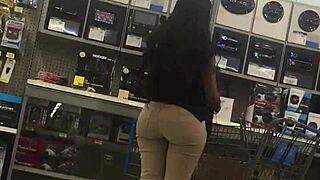 Spotting a big booty at walmart leads to casual encounter