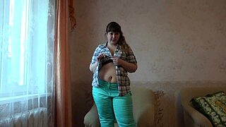 bbw masturbates her clit and her pussy