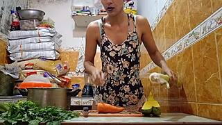 un dos tres mi primer tutorial de cocina se come la zanahoria por arriba y por abajo antes de ser follada en plena grabaci�n de sorpresa delicioso cum