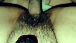 Perra madura se masturba con su consolador