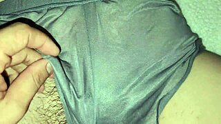 Сексуальная студентка хвастается сочной вкусной киской