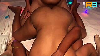 Brezilyalı boğa evli karıyı arkadaşlarıyla grup seks amatörde sikiyor