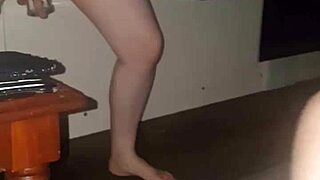 Wife pissing for me in intriguing display