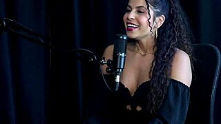 Model gives tips to women and chats with mom about selling content