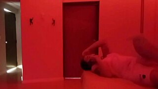 preparada para un delicioso show de striptease protagonizado por la candente michel