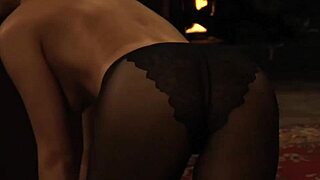 Sensuel lesbisk slave i strømper forfører og kysser dom madame