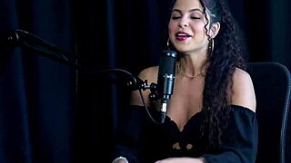 Model gives tips to women and chats with mom about selling content