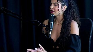 Model gives tips to women and chats with mom about selling content