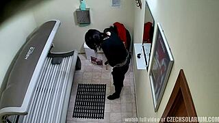 Чешский вуайер подсматривает голую дрочку в солярии