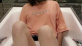 שמייל טינג שואן מתרחצת באמבטיה עם בגדים