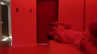 preparada para un delicioso show de striptease protagonizado por la candente michel