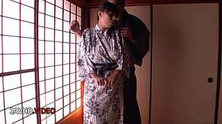 MILF s velkými prsama se nechá šukat smyslně s asijskými hračkami