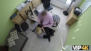 Vip4k Dulce Nena Da Mariquita Para Perforar a Un Agente de Préstamos Travieso