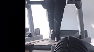 Big ass BBW girl bounces on treadmill