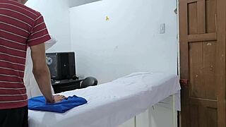 Masaje Sensual Mulata De 20 Años Con Nalgas Perfectas Seduce En La Sala De Masajes