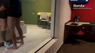 motel interativo - macho comeu e gozou no cuzinho que escorreu pra bucetinha a camisinha saiu e fui comida no pelo corno ficou s� olhando pelo vidro